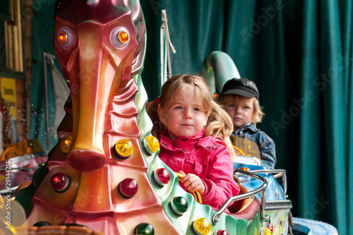 Kinder auf einem Karussell photo