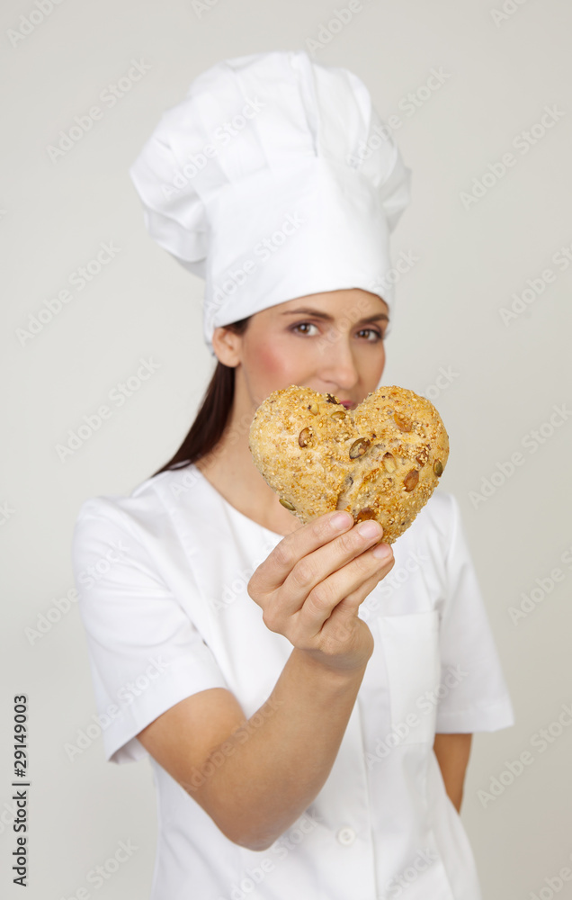 Frau mit Brötchen in Herzform Bäckerin Frau mit Brötchen in Herzform Bäckerin
