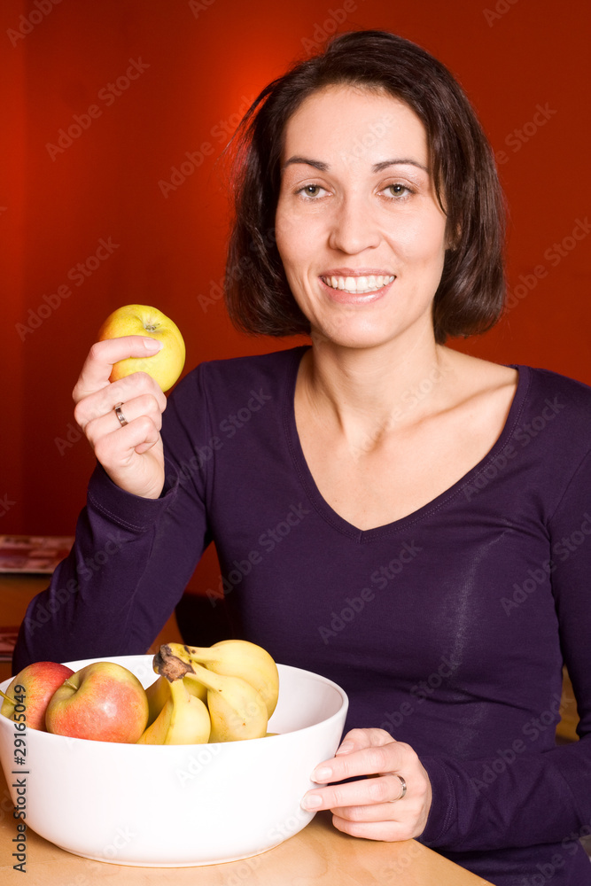 Junge Frau mit Obstkorb