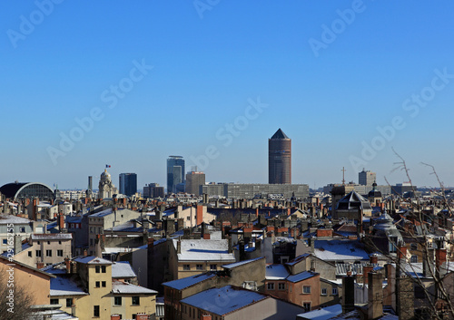 vue de la ville de lyon aux toits enneigés