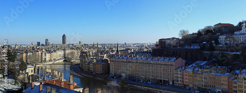 vue panoramique de la ville de lyon enneigée