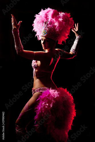 Valokuva cabaret dancer over dark background