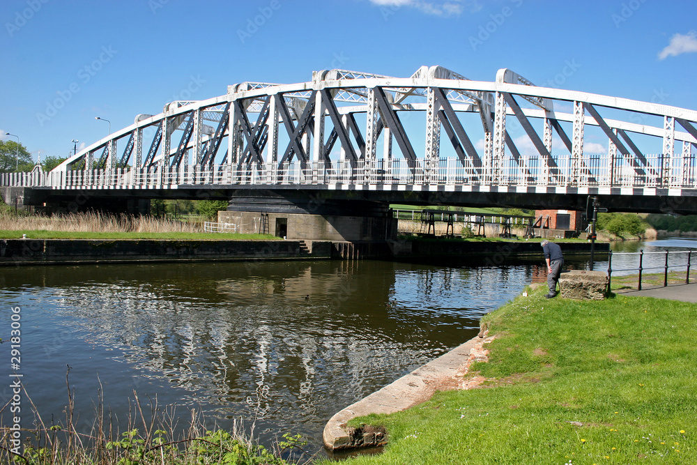 Fototapeta premium swinging bridge
