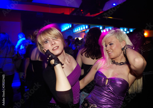 Partygirls feiern in Disco