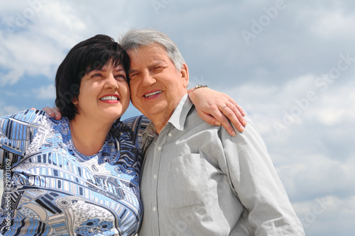 Fényképezés old senior and his adult daughter embracing and smiling
