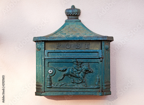 Bilde på lerret Old letterbox on pink wall