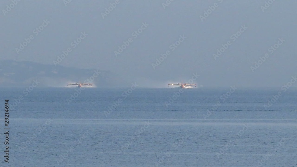 Canadairs en exercice : écopage et largage Canadairs en exercice : écopage et largage
