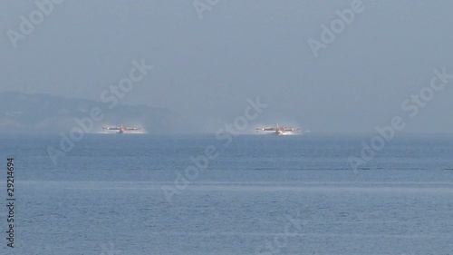 Canadairs en exercice : écopage et largage photo