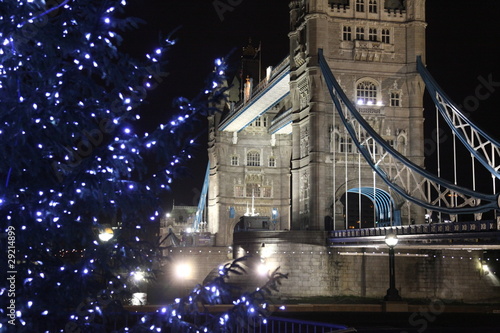 Photography weihnachtsbaum an der london tower bridge