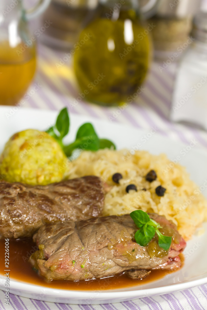 Rinderroulade mit Knödeln,Sauerkraut,Wacholderbeeren Rinderroulade mit Knödeln,Sauerkraut,Wacholderbeeren