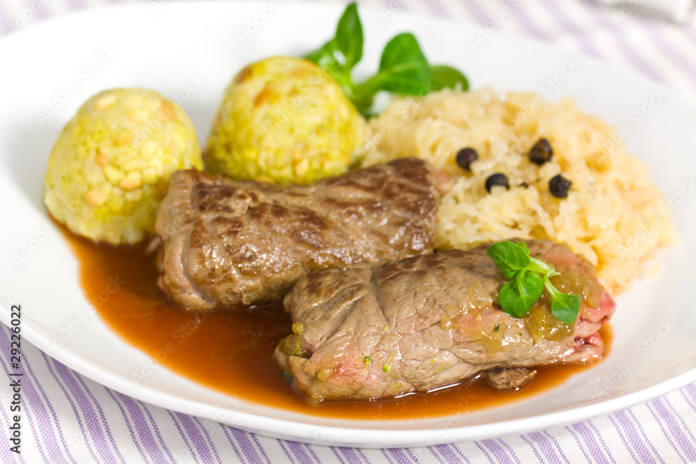 Rinderroulade mit Knödeln,Sauerkraut,Wacholderbeeren