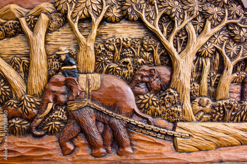 Tableau sur toile Carved Elephant at Work