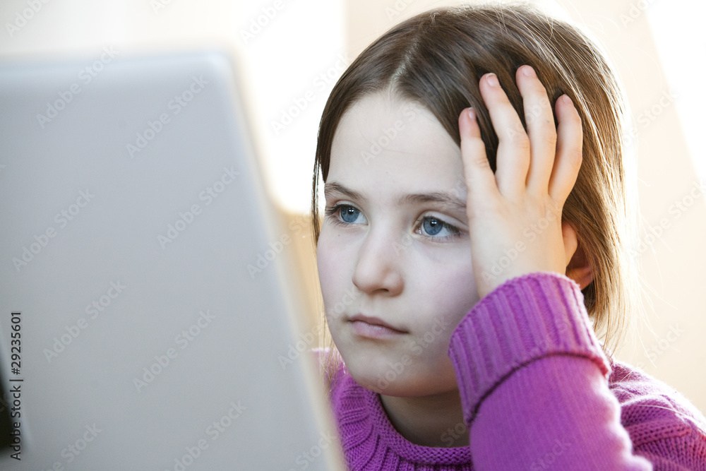 mädchen am computer mädchen am computer