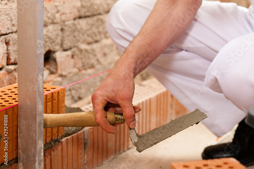 Maurer arbeitet auf Baustelle photo