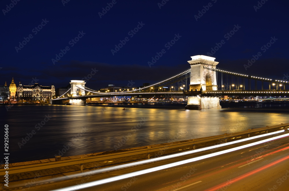 Obraz premium Budapest Chain Bridge by night