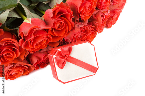 Foto bunch of roses with gift box isolated on the white background