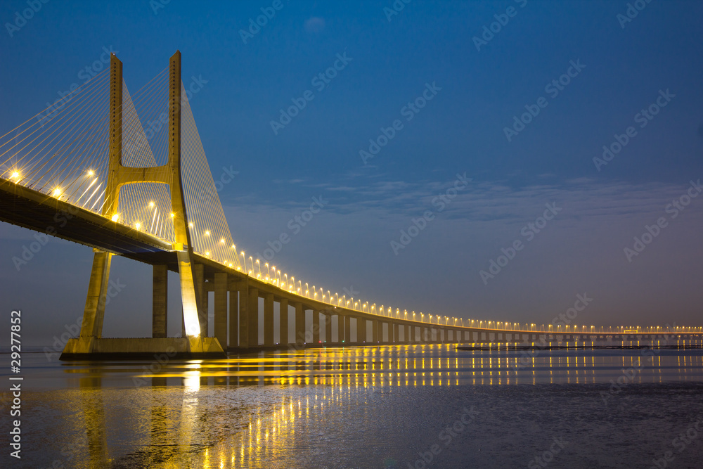 Obraz premium Vasco da Gama bridge under moonlight
