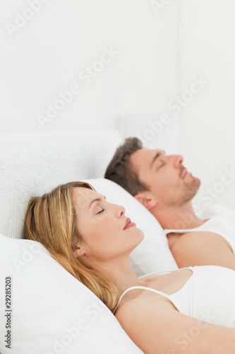 Calm pairs sleeping together © WavebreakMediaMicro