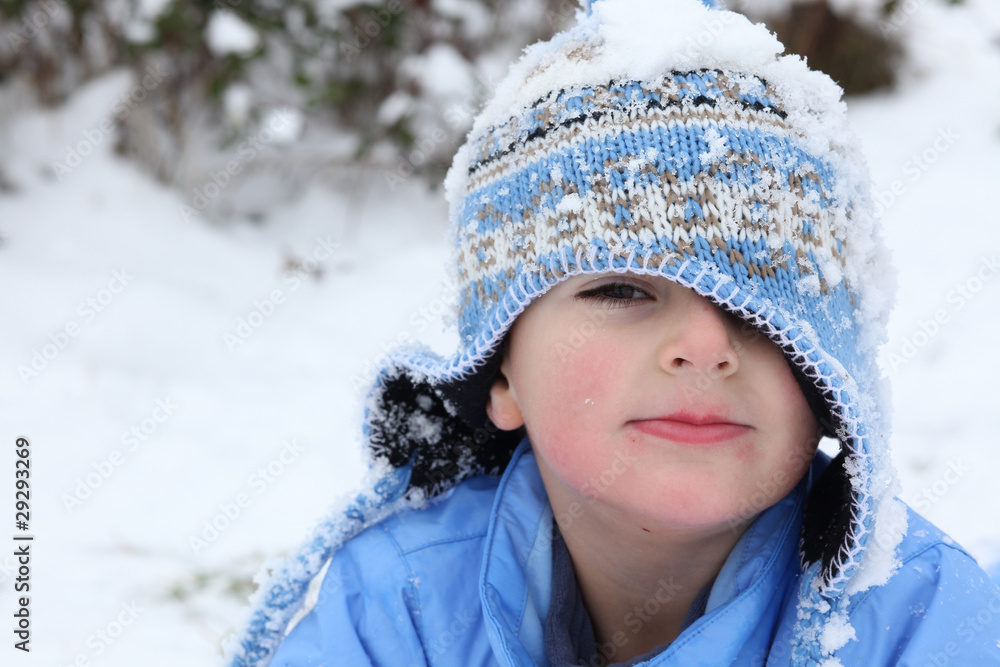 bambino con cappello pieno di neve bambino con cappello pieno di neve