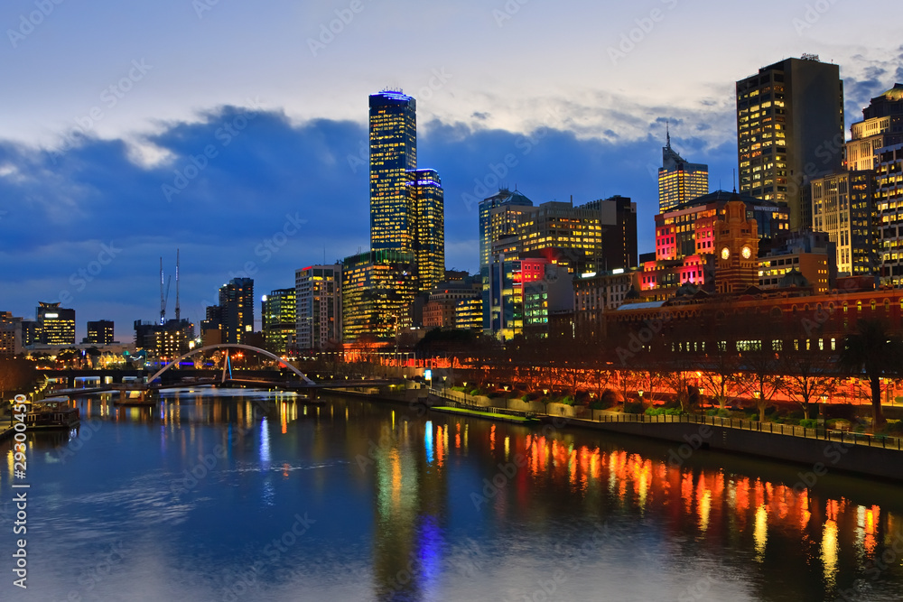 Fototapeta premium Downtown of Melbourne at night, Yarra river