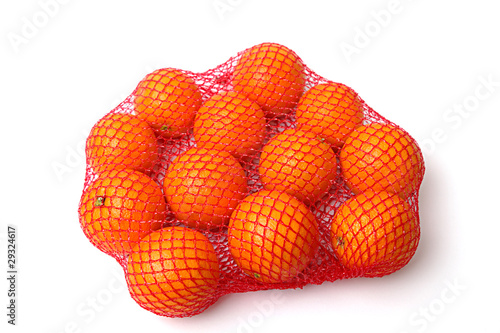 Saftorangen im Netz auf weiß isoliert