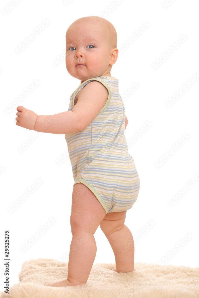 Niedliches Baby macht seine ersten Schritte Niedliches Baby macht seine ersten Schritte