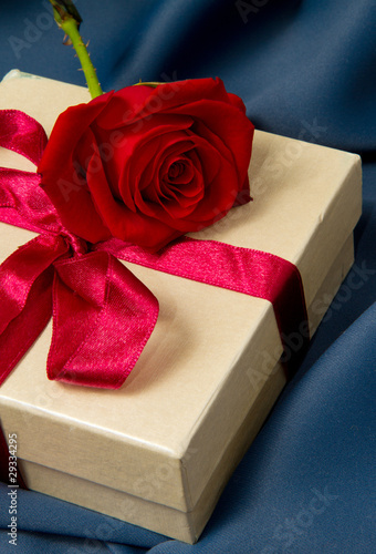 pacchetto regalo con rosa rossa
