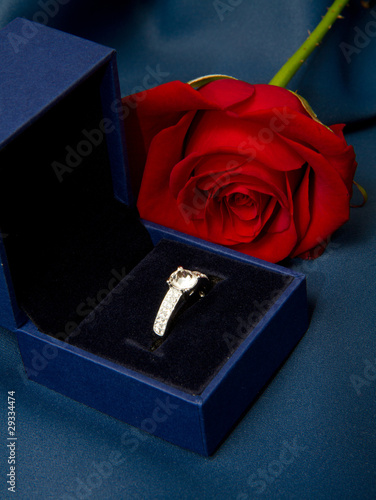 anello con rosa rossa © Lsantilli