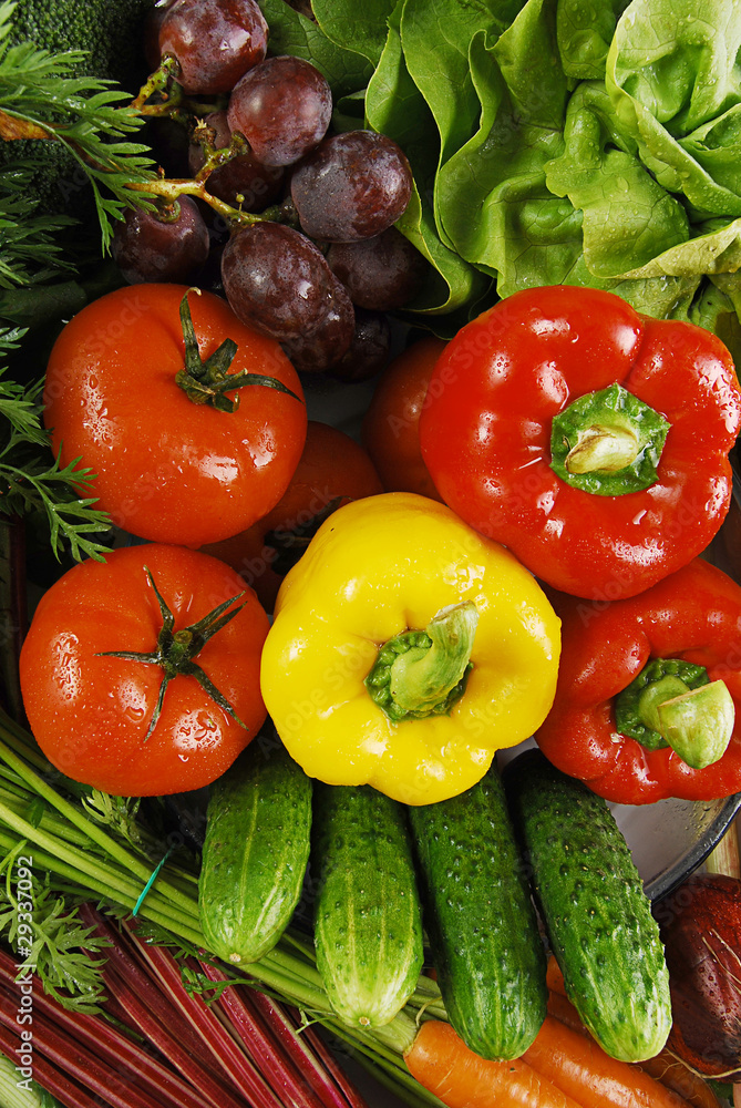 Composition with raw vegetables