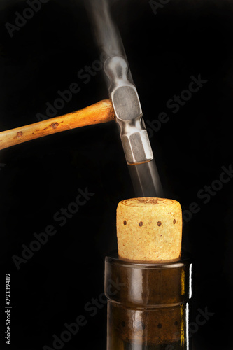 Foto Hammer the wine cork in.