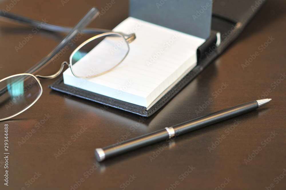Fototapeta premium メガネとビジネスとメモ