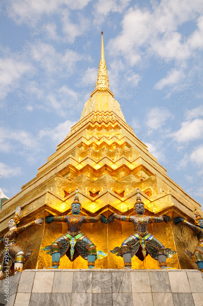 Statues at Wat Phra-Kaew