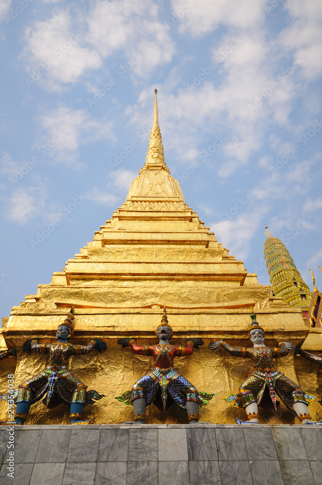 Naklejka premium Statues at Wat Phra-Kaew