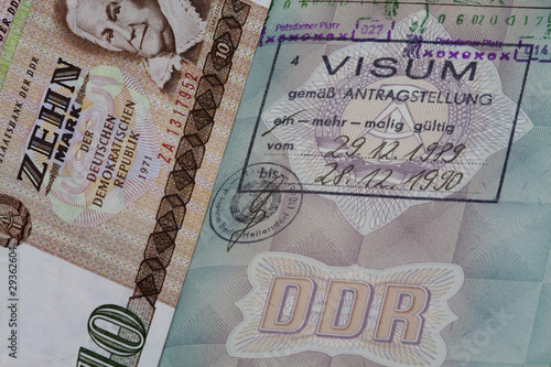 10-Mark-Schein im DDR-Reisepass mit Visumsstempel vom 29.12.1989