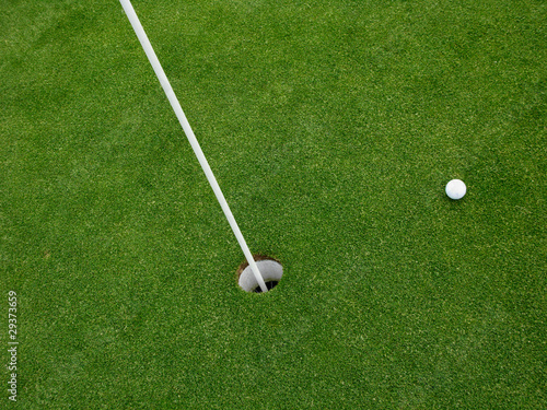 Golfball beim Einlochen