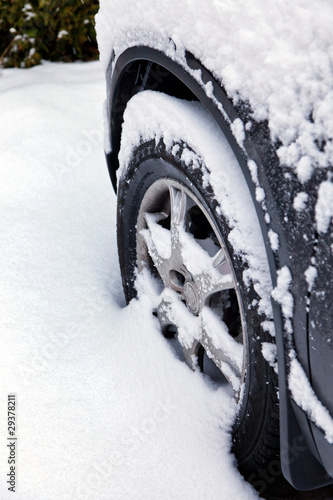 Winterreifen eines Autos im Schnee.
