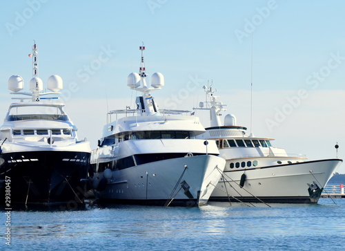 yacht de luxe alignés, french riviera côte d'azur