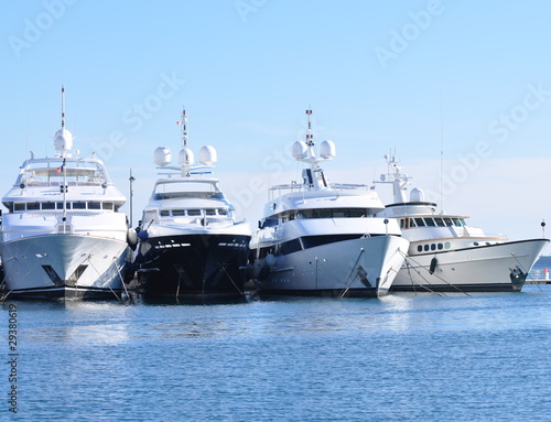 yacht de luxe moderne, french riviera côte d'azur © Claireliot