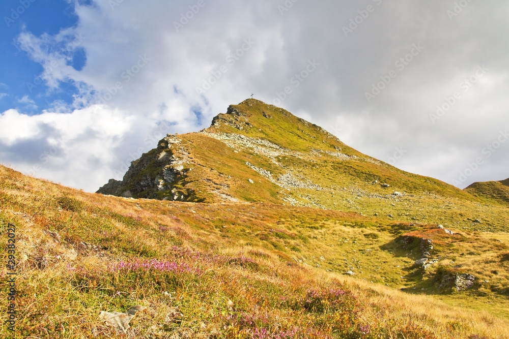 Gipfel mit Gipfelkreuz bei der Sagtaler Spitze, Österreich Gipfel mit Gipfelkreuz bei der Sagtaler Spitze, Österreich