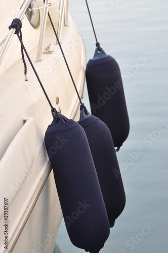 détail avant d'un yacht avec bouée