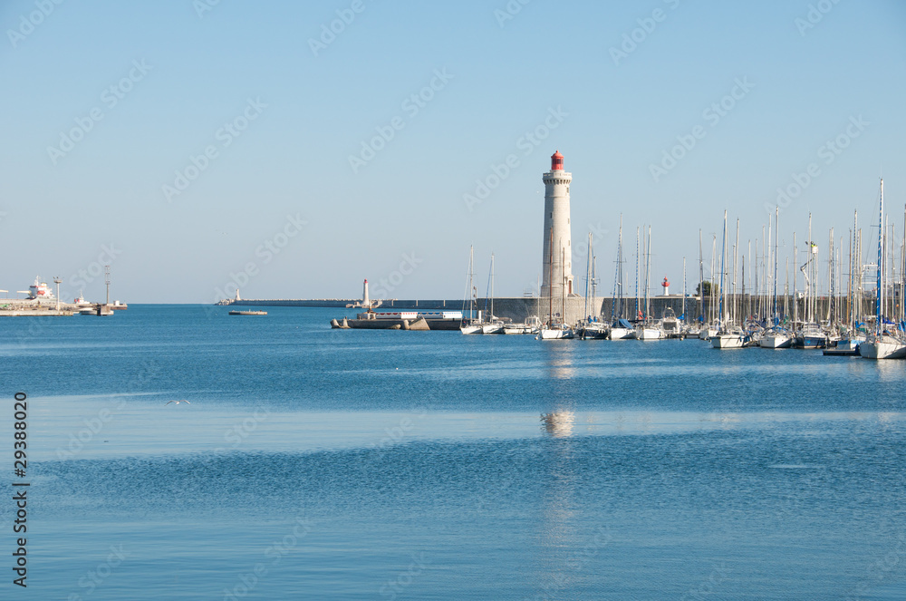 Panorama du port de plaisance de Sète et du phare sur le mole Saint Louis, dans l'Herault en Occitanie, France