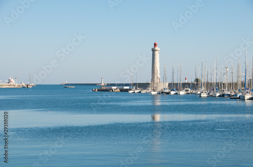 Panorama du port de plaisance de Sète et du phare sur le mole Saint Louis, dans l'Herault en Occitanie, France