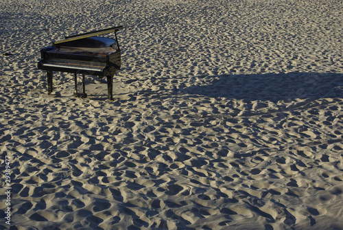 einsames Klavier am Strand