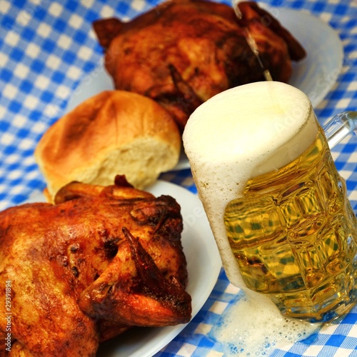 Bierkrug mit Hähnchen photo