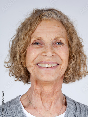 Portrait d'une femme de la soixantaine photo