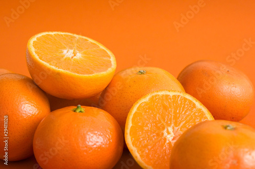 Mandarinen auf orangem Hintergrund