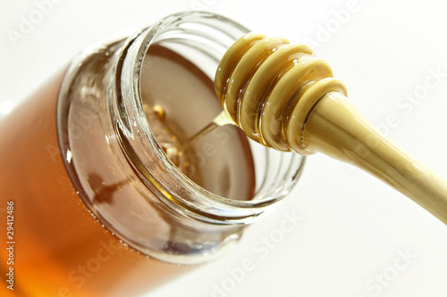 pot de miel avec cuillere