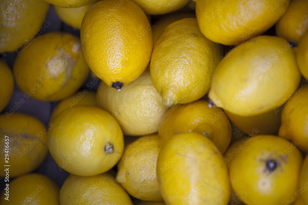 Świeże cytryny na targu