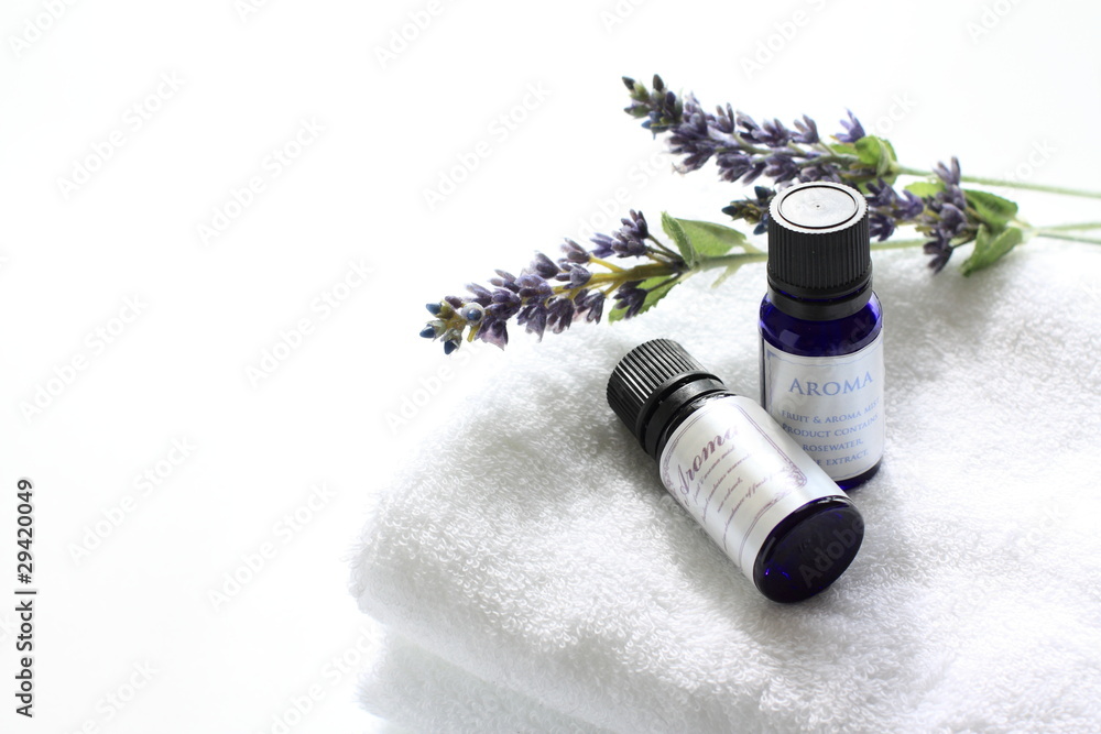 Fotografie Aroma essential on white towel