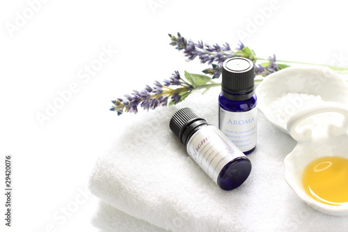 Aroma essential on white towel © jreika